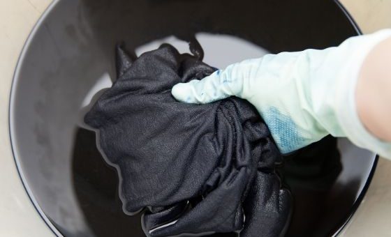 Beneficios de teñir tus prendas en lugar de comprar nuevas